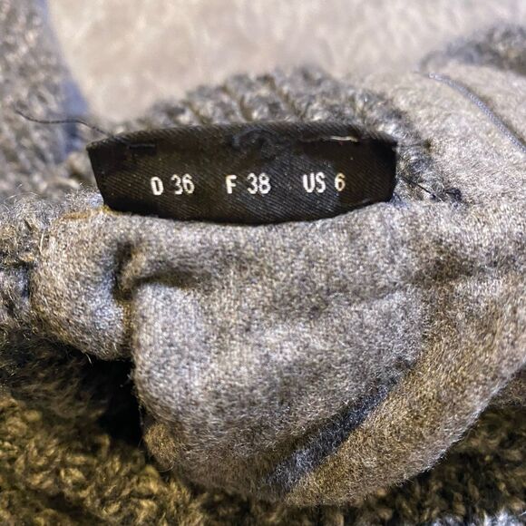 100% Cashmere AKRIS Side Zip Long
Pullover Sweater Size 6 - Picture 10 of 11